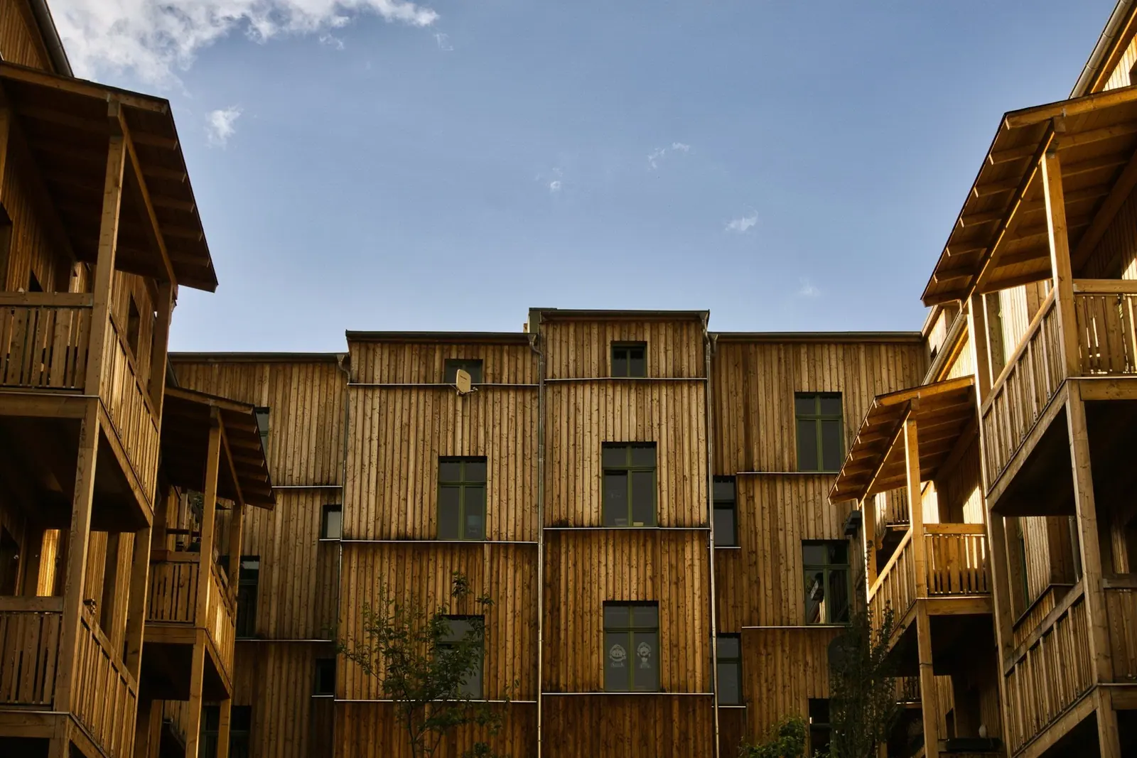 Innenhof eines Holzwohngebäudes mit Holzbalkonen